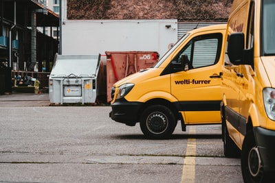 黄车路附近的垃圾堆里
